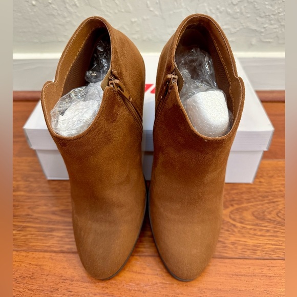 Soda Women's Mug Round Toe Faux Suede Stacked Heel Western Ankle Bootie - Picture 2 of 12